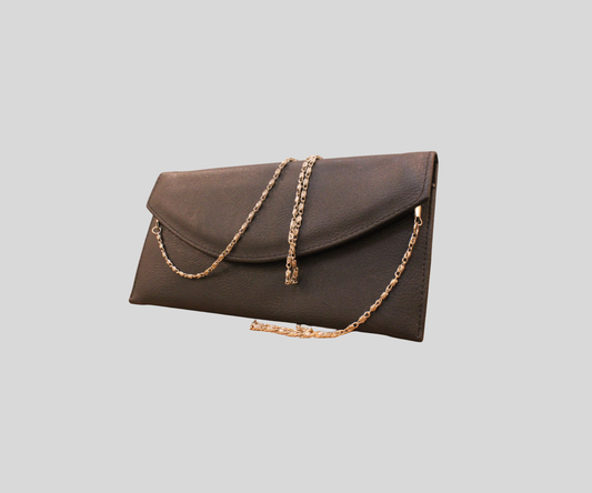 Pochette noire à chaîne au design enveloppe