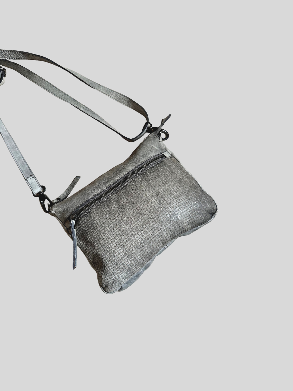 Estelle – Sac bandoulière gris argenté texturé en cuir véritable