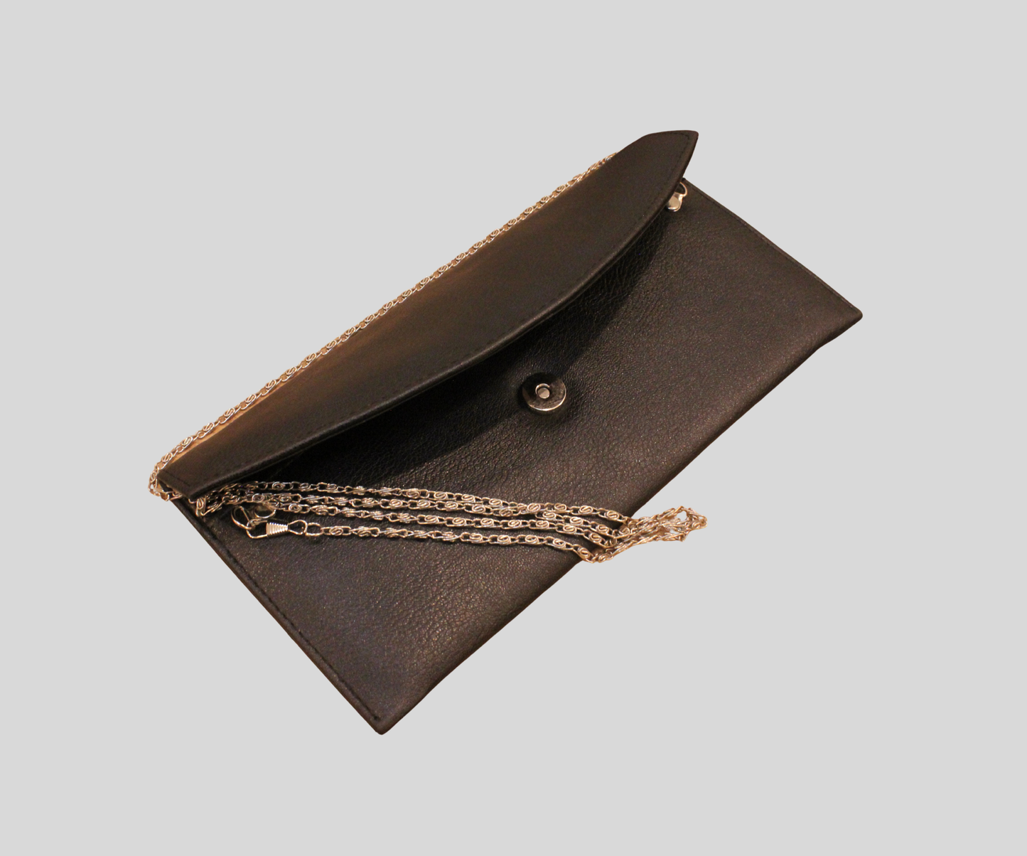 Pochette noire à chaîne au design enveloppe
