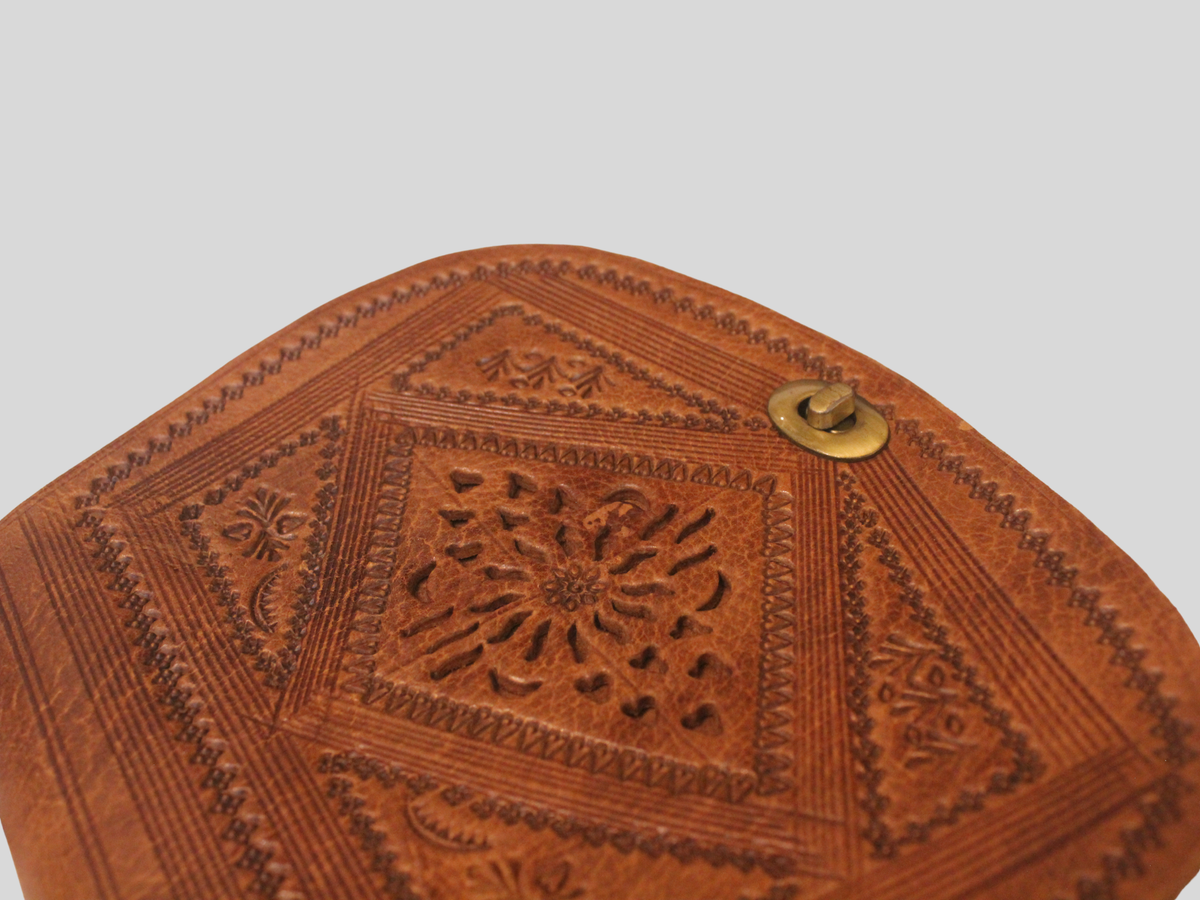 Sac bandoulière artisanal cognac à motifs gravés