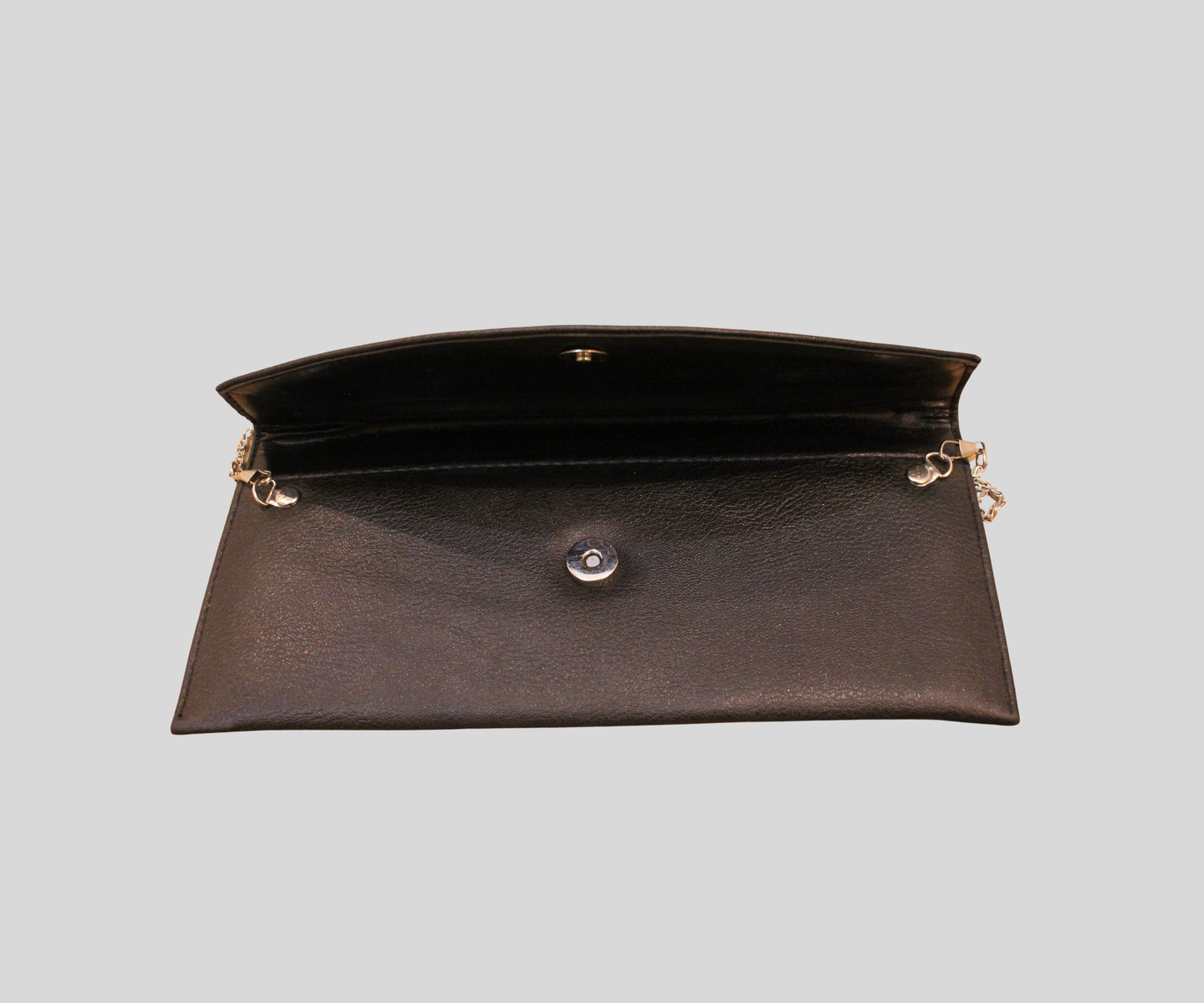 Pochette noire à chaîne au design enveloppe