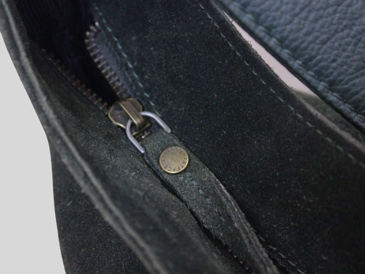 🇬🇧 FatFace – Sac épaule en daim vert foncé
