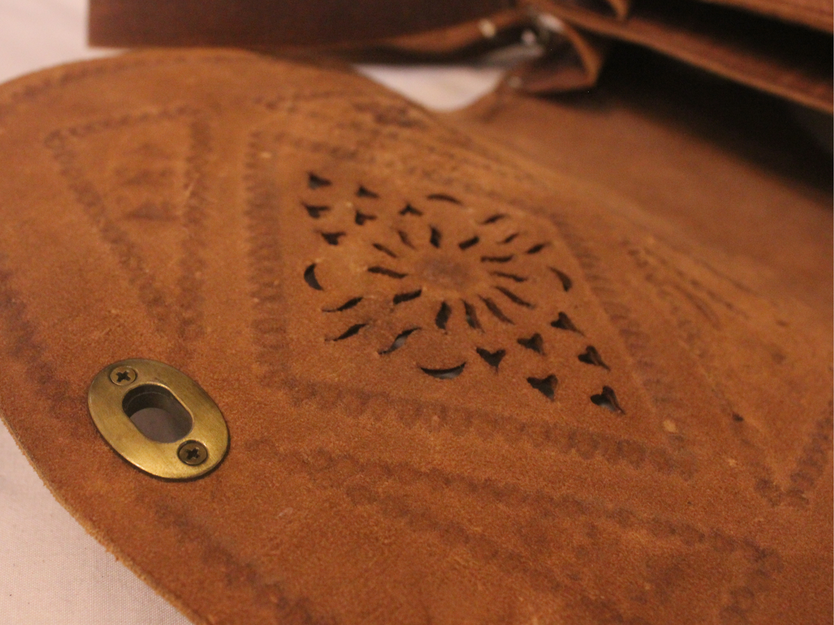 Sac bandoulière artisanal cognac à motifs gravés