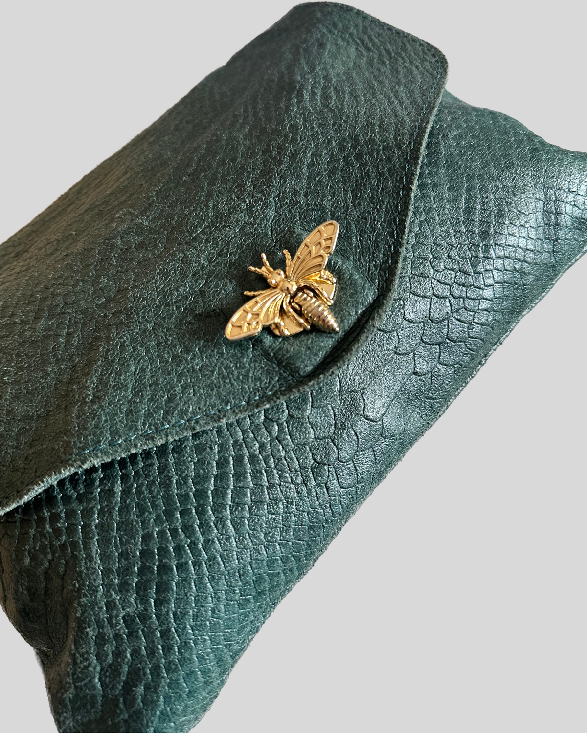 🇮🇹 Sac bandoulière vert foncé effet python en cuir véritable à abeille dorée – Made in Italy