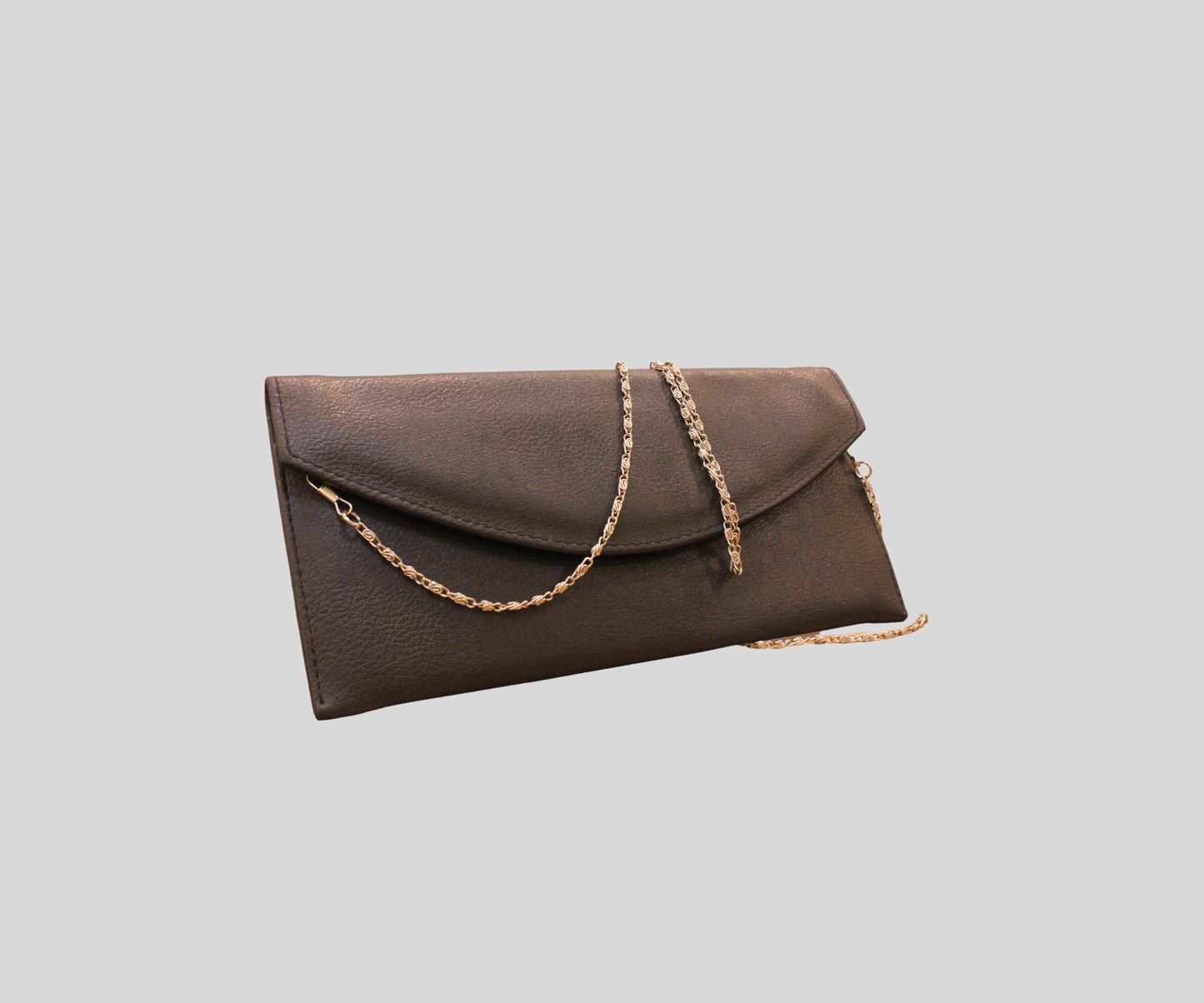 Pochette noire à chaîne au design enveloppe