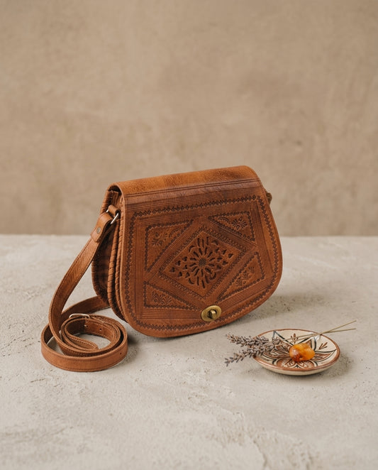 Sac bandoulière artisanal cognac à motifs gravés