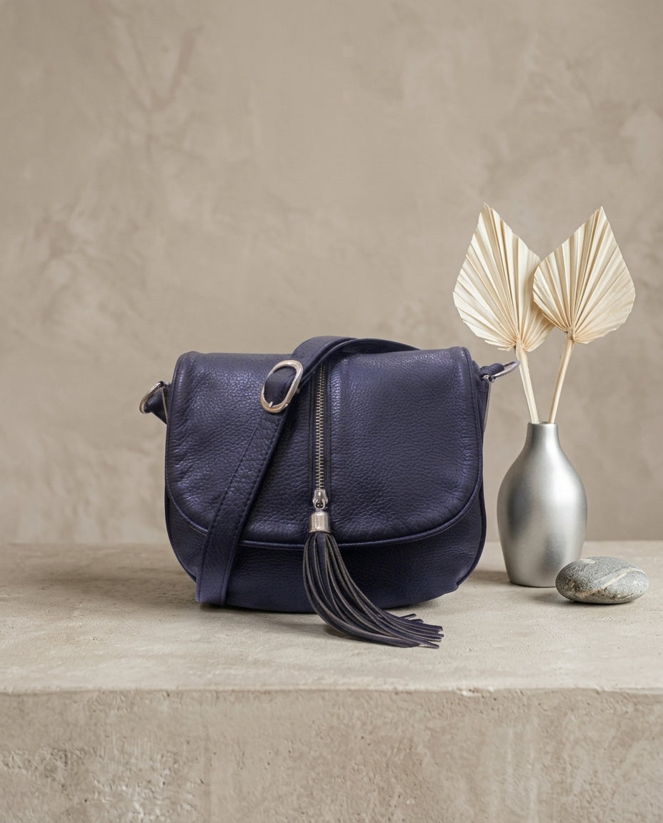 Sac bandoulière A. Valentino bleu nuit en cuir véritable à pompon